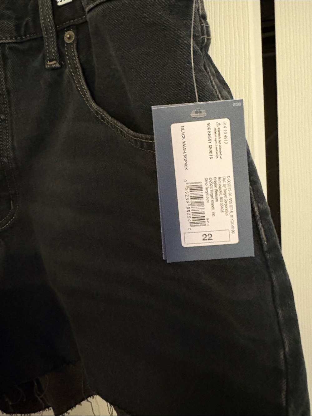 Universal Thread Women’s Black Raw-Edge Denim Shorts New (size22) - Picture 4 of 7